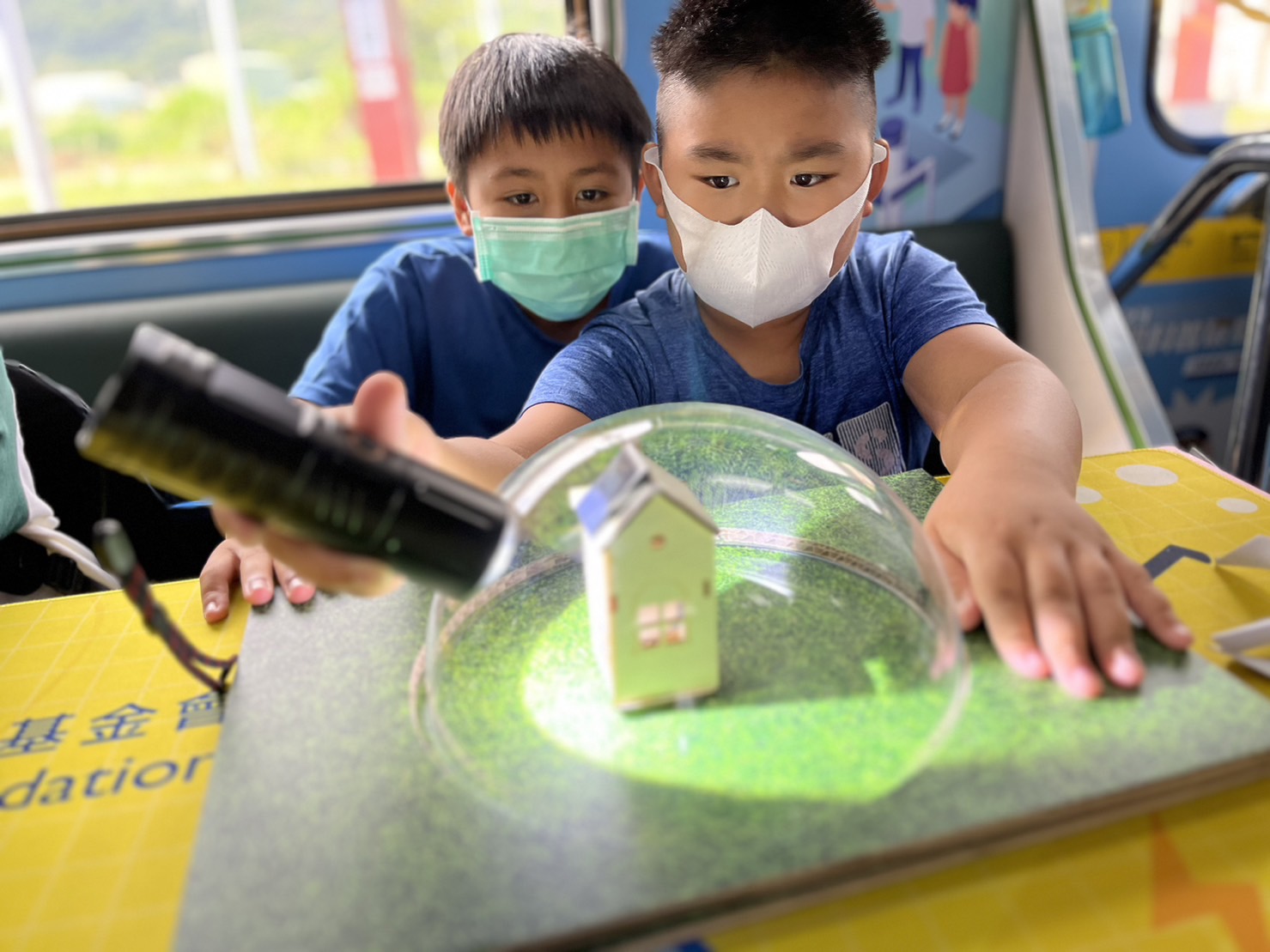 SA视讯參與基礎科學主題車廂，以STEAM教學精神，設計「逐日科學家」、「太陽能工程師」以及「淨零建築師」三大能源科普課程和實驗